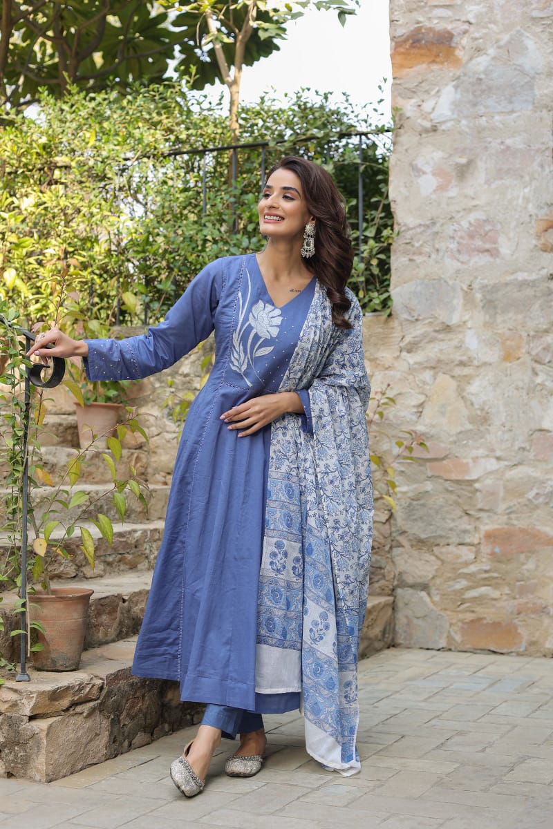 Blue Kurta Suit Set With Floral Embroidery