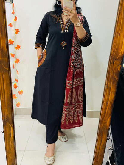 Jaipuraa Black Embroidered Kurta Set with Maroon Printed Dupatta